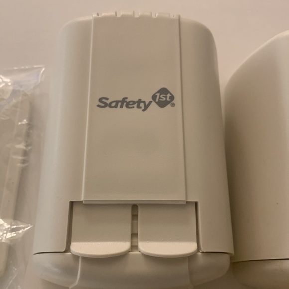 Safety first outlet & power strip cover 5 outlet covers & 1 power strip cover - Picture 3 of 8